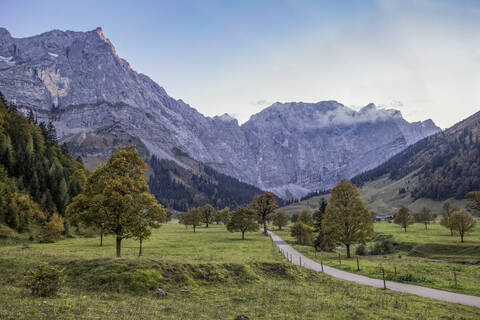 Großer Ahornboden im Karwendelgebirge im Herbst, Hinteriss, Österreich, lizenzfreies Stockfoto