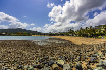 Australien, Queensland, Airlie Beach, Wolken über felsigem Küstenstrand - THAF02678