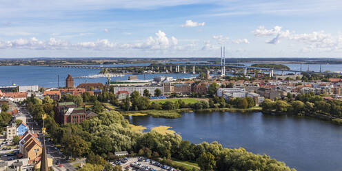 Deutschland, Mecklenburg-Vorpommern, Stralsund, Küstenstadt mit klarer Horizontlinie über der Ostsee im Hintergrund - WDF05734