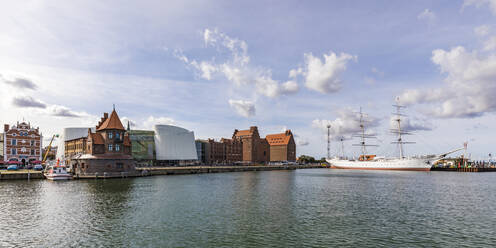 Deutschland, Mecklenburg-Vorpommern, Stralsund, Uferpromenade der Küstenstadt mit Gorch Fock Schiff im Hintergrund - WDF05737