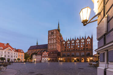 Deutschland, Mecklenburg-Vorpommern, Stralsund, Stadtplatz vor der Nikolaikirche in der Abenddämmerung - WDF05743