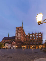 Germany, Mecklenburg-Western Pomerania, Stralsund, Town square in front of Saint Nicholas Church at dusk - WDF05744