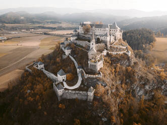 Österreich, Kärnten, Luftaufnahme der Burg Hochosterwitz im Herbst - JRAF00001