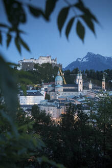 Österreich, Salzburger Land, Salzburg, Altstadt und Berg in der Abenddämmerung - JRAF00004