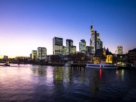 Deutschland, Hessen, Frankfurt, Skyline der Stadt am Wasser in der Abenddämmerung - AMF07803