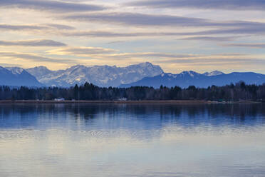 Germany, Bavaria, Sankt Heinrich, Lake Starnberg at dusk with Wetterstein mountains in background - LBF02869