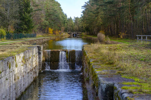 Deutschland, Bayern, Schwarzenbruck, Fluss, der durch den stillgelegten Ludwigskanal fließt - LBF02875