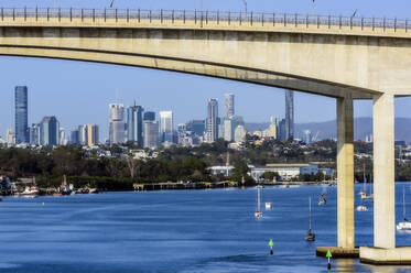 Australien, Queensland, Brisbane, Skyline der Stadt über den Fluss Brisbane gesehen - THAF02684
