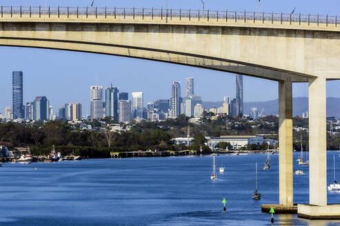 Australien, Queensland, Brisbane, Skyline der Stadt über den Fluss Brisbane gesehen - THAF02684