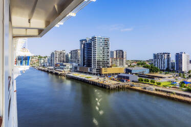 Australien, Queensland, Brisbane, Skyline der Stadt über den Fluss Brisbane gesehen - THAF02685