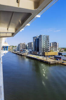 Australien, Queensland, Brisbane, Skyline der Stadt über den Fluss Brisbane gesehen - THAF02686