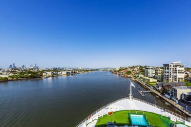 Australien, Queensland, Brisbane, Stadt und Fluss Brisbane mit Kreuzfahrtschiffdeck im Vordergrund - THAF02689