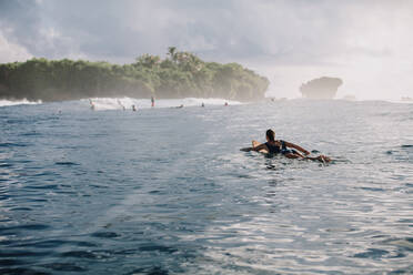 Frau auf Surfbrett auf dem Meer, Insel Siargao, Philippinen - FAF00087