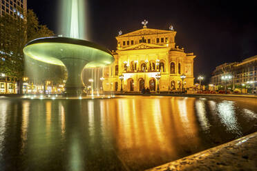 Deutschland, Hessen, Frankfurt, Springbrunnen vor der Alten Oper bei Nacht - PUF01870