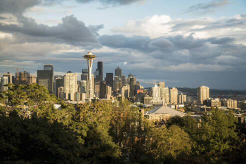 USA, Bundesstaat Washington, Seattle, Skyline bei Sonnenuntergang - JRAF00009