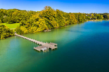 Deutschland, Bayern, Bachern, Ortsteil Stranberg, Luftaufnahme der Seebrücke am Wörthersee - AMF07812