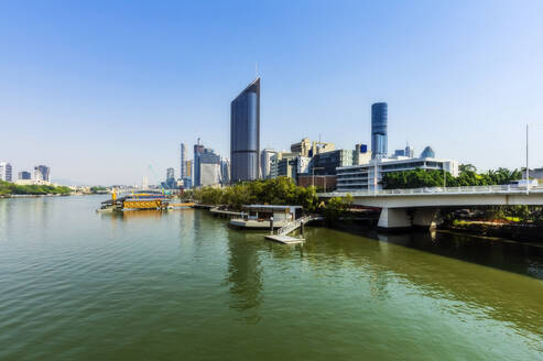 Australien, Brisbane, Skyline der Stadt über den Brisbane-Fluss - THAF02698