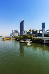 Australien, Brisbane, Skyline der Stadt über den Brisbane-Fluss - THAF02699