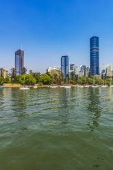 Australien, Brisbane, Skyline der Stadt über den Brisbane-Fluss - THAF02700