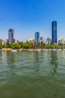 Australien, Brisbane, Skyline der Stadt über den Brisbane-Fluss - THAF02700