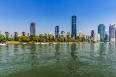 Australien, Brisbane, Skyline der Stadt über den Brisbane-Fluss - THAF02701