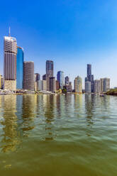 Australien, Brisbane, Skyline der Stadt über den Brisbane-Fluss - THAF02702