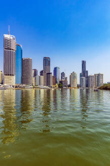 Australien, Brisbane, Skyline der Stadt über den Brisbane-Fluss - THAF02702