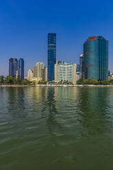 Australien, Brisbane, Skyline der Stadt über den Brisbane-Fluss - THAF02703