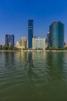 Australien, Brisbane, Skyline der Stadt über den Brisbane-Fluss - THAF02703