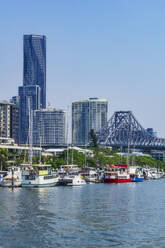 Australien, Brisbane, Skyline der Stadt über den Brisbane-Fluss - THAF02704