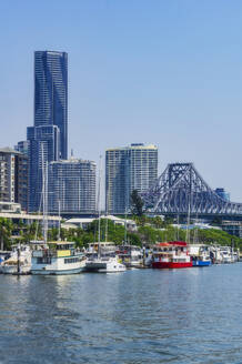 Australien, Brisbane, Skyline der Stadt über den Brisbane-Fluss - THAF02704