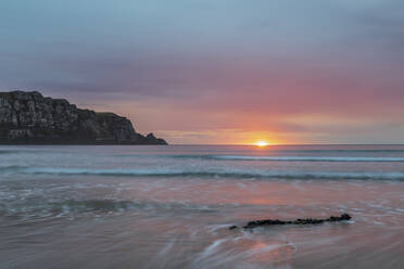 Neuseeland, Purakaunui Bay bei bewölktem Sonnenaufgang - FOF11724