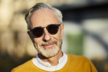 Porträt eines reifen Mannes mit Sonnenbrille im Freien - FMKF06139