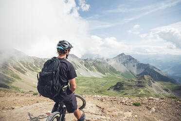 Mountainbiker am Aussichtspunkt auf der Lenzerheide in Graubünden, Schweiz - HBIF00001