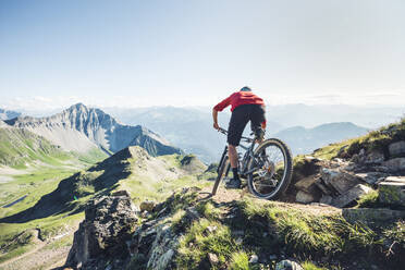 Mountainbiker auf einem Weg, Graubünden, Schweiz - HBIF00004