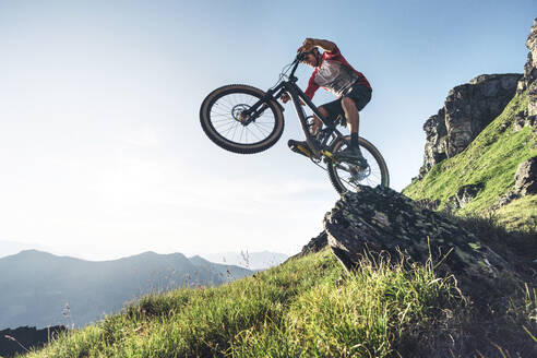 Mountainbiker Mountainbiking in Graubünden, Schweiz - HBIF00007