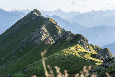 Mountainbiker auf einem Weg auf einem Bergrücken, Graubünden, Schweiz - HBIF00008