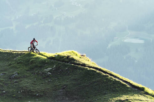 Mountainbiker auf einem Weg in Graubünden, Schweiz - HBIF00009