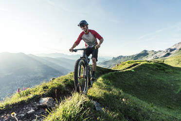 Mountainbiker auf einem Weg in Graubünden, Schweiz - HBIF00014