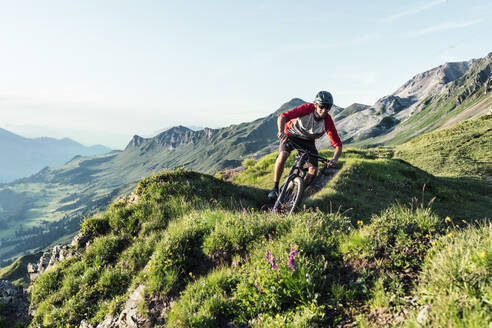 Mountainbiker auf einem Weg in Graubünden, Schweiz - HBIF00015