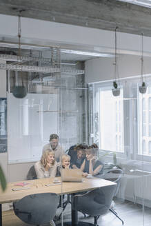 Geschäftsteam mit einem Jungen bei einem Treffen im Büro - KNSF07437