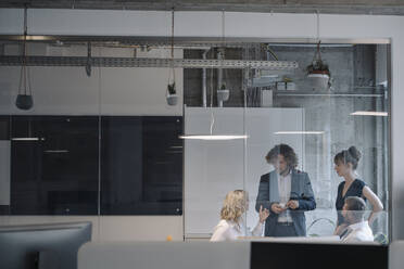 Geschäftsteam bei einer Besprechung im Büro - KNSF07458