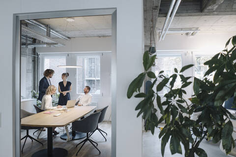 Geschäftsteam bei einer Besprechung im Büro, lizenzfreies Stockfoto