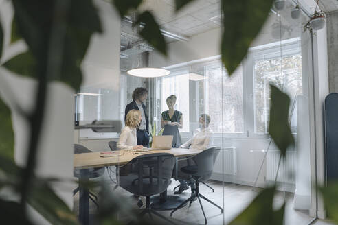 Geschäftsteam bei einer Besprechung im Büro - KNSF07462