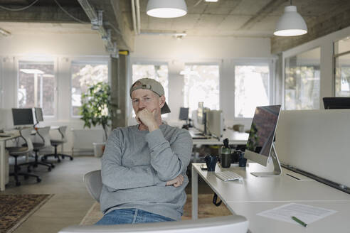 Porträt eines Gelegenheitsarbeiters im Büro - KNSF07517