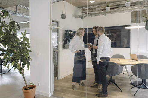 Gespräch des Geschäftsteams im Büro - KNSF07528