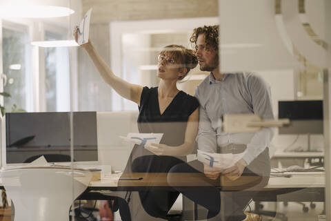 Geschäftsmann und Geschäftsfrau arbeiten an einem Projekt im Büro, lizenzfreies Stockfoto