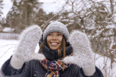 Porträt einer glücklichen Frau im Winter - KNTF04174