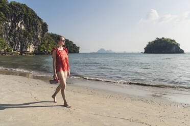 Frau beim Spaziergang am Strand, Noppharat Thara Beach, Ao Nang, Krabi, Thailand - CHPF00603