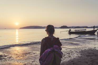 Rückansicht einer Frau am Strand bei Sonnenuntergang, Noppharat Thara Beach, Ao Nang, Krabi, Thailand - CHPF00606